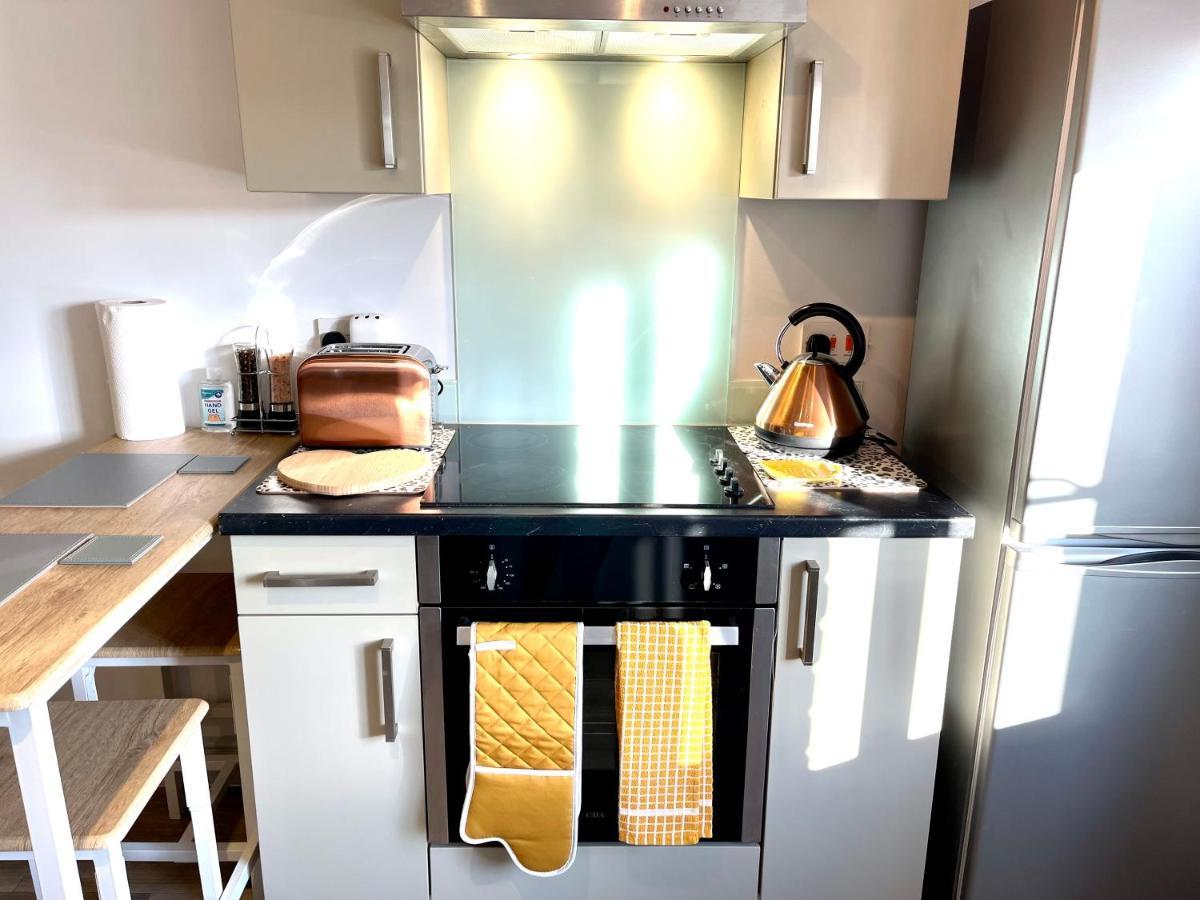 Stylish Cosy And Bright Apartment - Fantastic Location - Perfect For Business Or Solo Travellers بيشوبْسْ ستورتفورد المظهر الخارجي الصورة