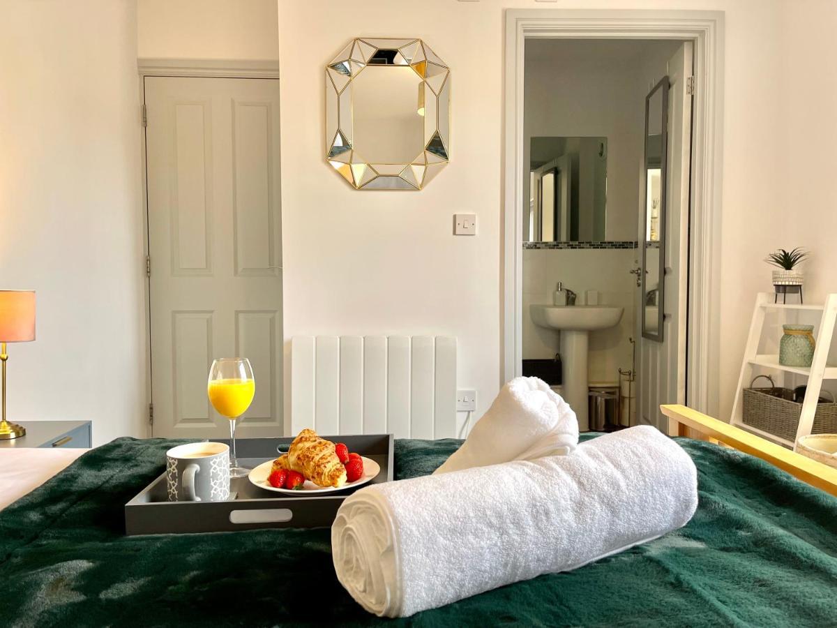 Stylish Cosy And Bright Apartment - Fantastic Location - Perfect For Business Or Solo Travellers بيشوبْسْ ستورتفورد المظهر الخارجي الصورة