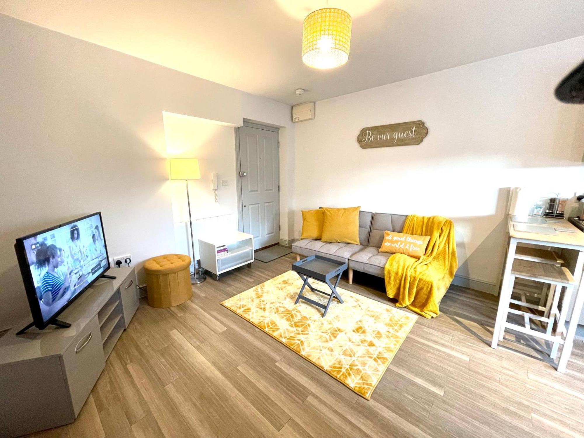 Stylish Cosy And Bright Apartment - Fantastic Location - Perfect For Business Or Solo Travellers بيشوبْسْ ستورتفورد المظهر الخارجي الصورة